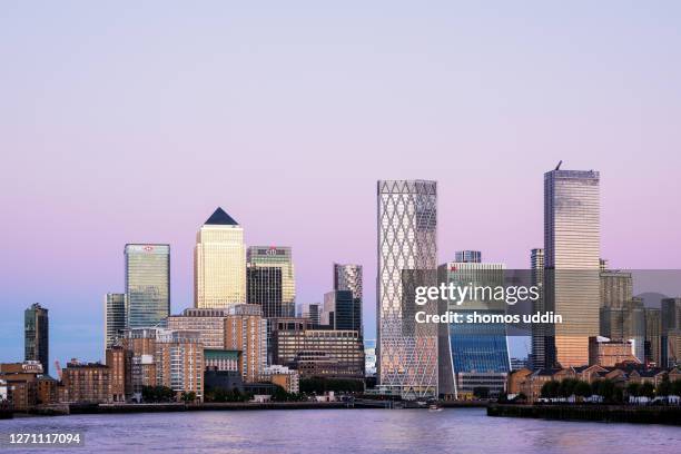 city skyline of london canary wharf at twilight - canary wharf stock pictures, royalty-free photos & images