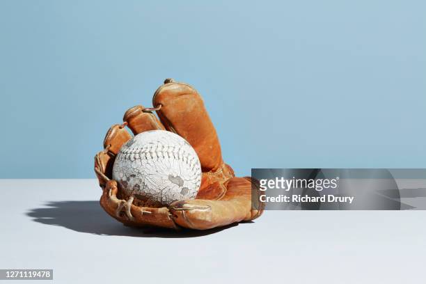 softball glove and ball - baseball glove stock-fotos und bilder
