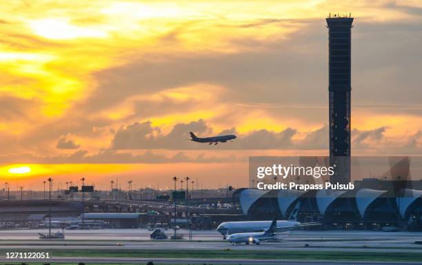 airport runway in the evening sunset light, ready for airplane landing or taking off - aeroporto di suvarnabhumi foto e immagini stock