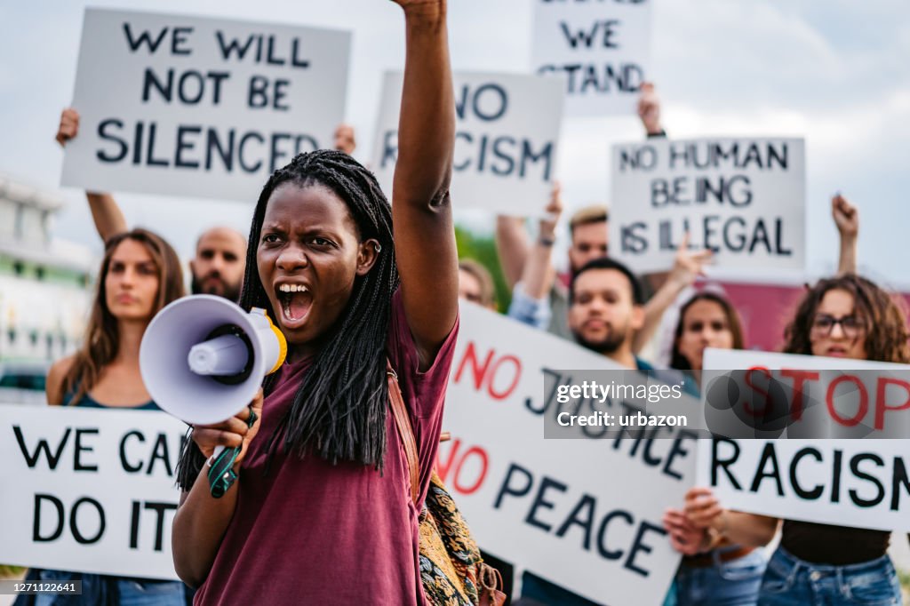 Mensen in staking tegen racisme