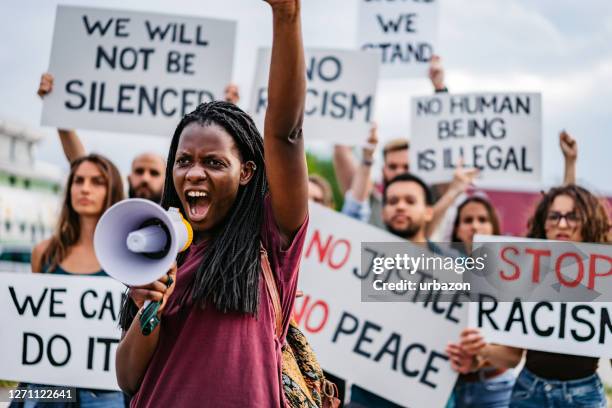 mensen in staking tegen racisme - anti racisme stockfoto's en -beelden