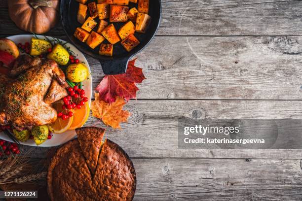 thanksgiving diner - roast chicken table stockfoto's en -beelden