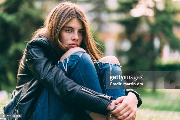 adolescente deprimida - chica adolescente fotografías e imágenes de stock