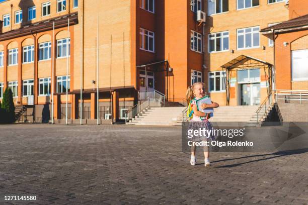 preschool girl run at school yard - center street elementary - fotografias e filmes do acervo