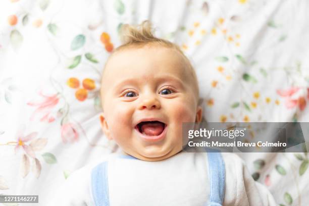baby laughing - bebé foto e immagini stock