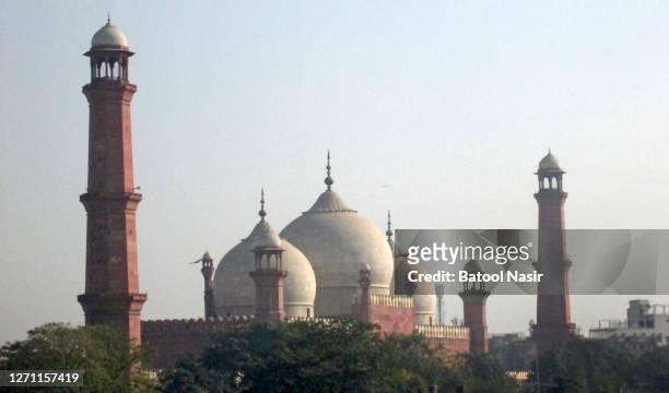 badshahi mosque - pakistan monument stock pictures, royalty-free photos & images