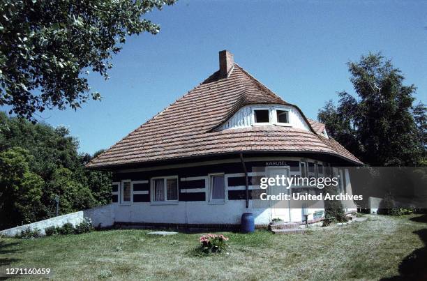Das Sommerhaus von Asta Nielsen auf der Ostseeinsel Hiddensee. / Überschrift: Asta Nielsen.