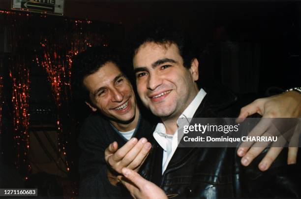 Nagui et Raphaël Mezrahi à la soirée le 28 novembvre 1998 à Paris, France.