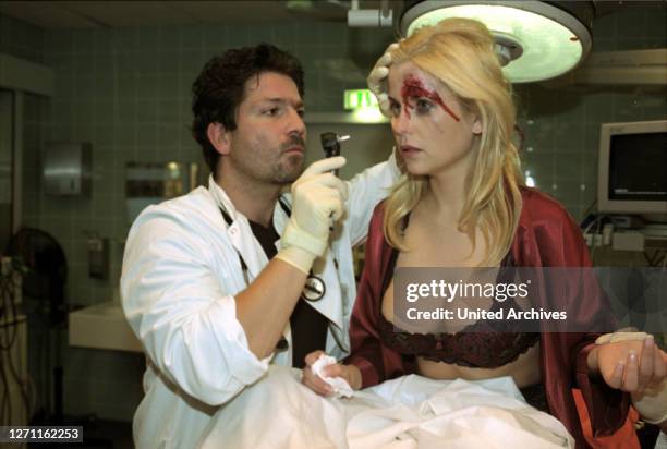 Deutschland 2001 / In Berlin begannen die Dreharbeiten zur dritten Staffel der SAT.1-Serie 'Klinikum Berlin-Mitte'. Als Gaststar in der ersten Folge...