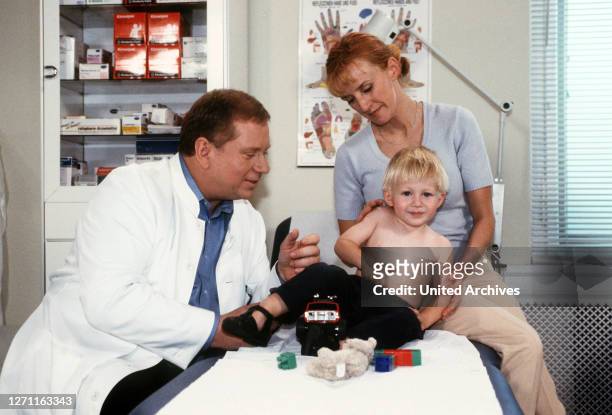 Teufelskreis D 1999 / Karsten Wichniarz Elke Eckhardt hat große Sorgen: Ihr 8 1/2 jähriger Sohn Toby ist ständig krank, er hat Fieber und leidet an...