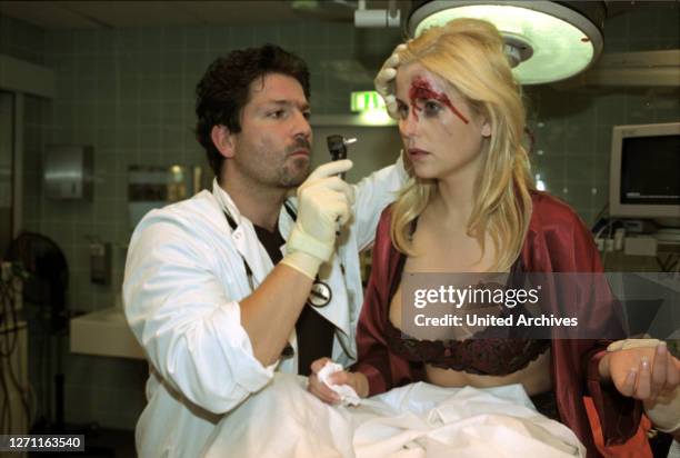 Deutschland 2001 / Ulrich Zrenner In Berlin begannen die Dreharbeiten zur dritten Staffel der SAT.1-Serie 'Klinikum Berlin-Mitte'. Als Gaststar in...