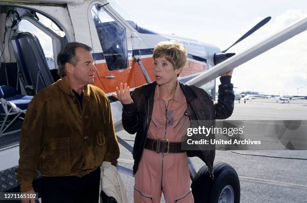 Über den Wolken Deutschland 2001 / Ralf Gregan Helga Siebenstein ist Pilotin der Ein-Frau-Fluglinie 'Air Lift'. Mit ihrer schon recht betagten,...