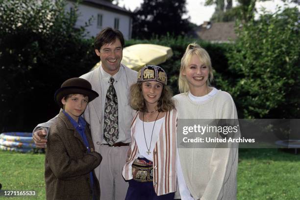 Männer sind was Wunderbares Deutschland 1995 / Heidi Kranz Der gestresste Manager Roland Maurer mit Familie: Jan , Roland , Bille und Christina .