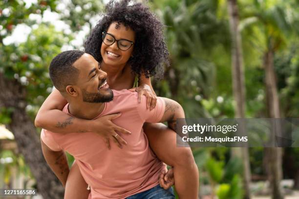 het vieren van de dag van de valentijnskaart - boyfriend stockfoto's en -beelden