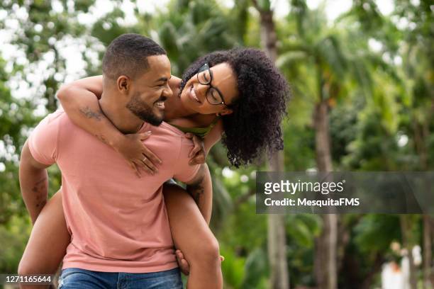 hermosa pareja afro divirtiéndose en el parque - love at first sight fotografías e imágenes de stock