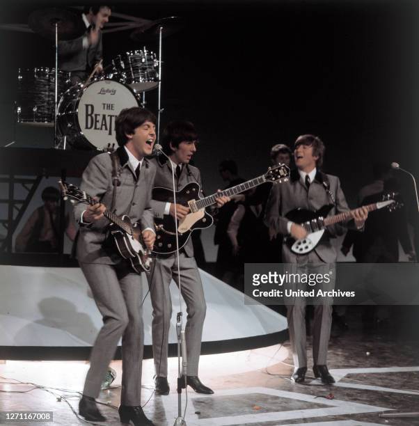 Paul McCartney, George Harrison, John Lennon - bei einem ihrer ersten Auftritte, 1962 / Überschrift: THE BEATLES / Band, Musiker.