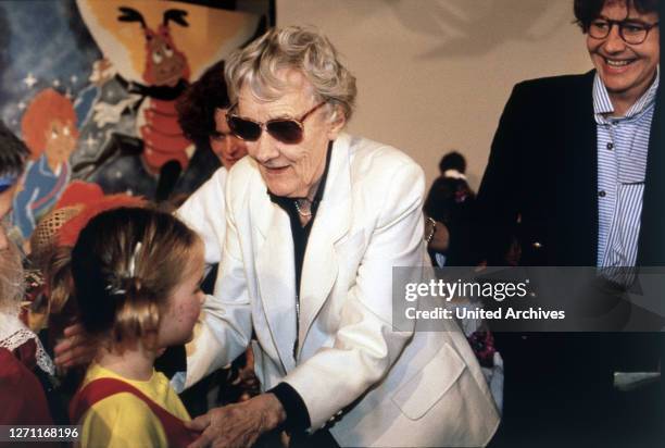 Mit Kindern, während einer Pressekonferenz. Aufnahme 1992 / Schriftstellerin.