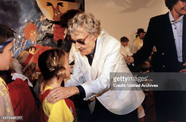 Mit Kindern, während einer Pressekonferenz. Aufnahme 1992 / Schriftstellerin.
