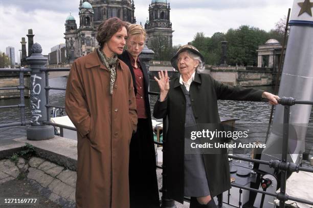 Detlef Rönfeldt ELEONORE WEISGERBER , JOHANNA CHRISTINE GEHLEN , INGE MEYSEL / Überschrift: DIE LIEBENDEN VOM ALEXANDERPLATZ / D 2001.