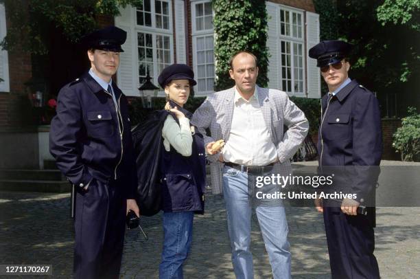 Der Beschützer D 1993 / Ulrich Stark Szene mit Bodyguards und MURIEL BAUMEISTER , HEINER LAUTERBACH EM / Überschrift: AUST / D 1993.