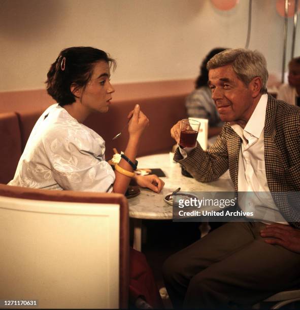 Die kleine Kanaille - Bild: ANJA JAENICKE und HEINZ DRACHE in 'TATORT', Folge: 'Die kleine Kanaille', 1985..