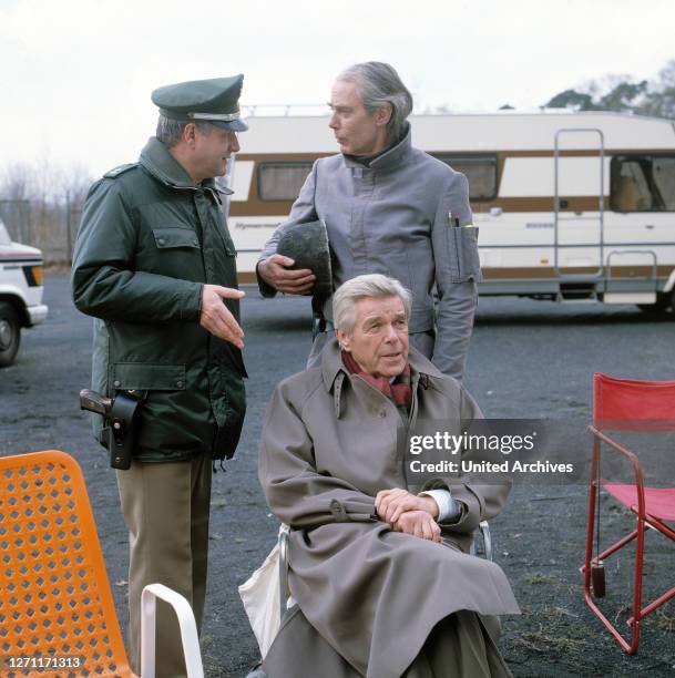 Tödliche Blende - Bild: PETER AUST, JOACHIM BLIESE und HEINZ DRACHE in 'TATORT', Folge: 'Tödliche Blende', 1989..