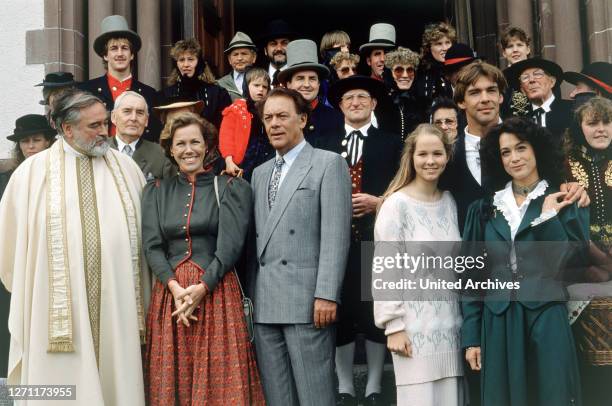 Hochzeit mit Hindernissen BRD 1988 / Hans-Jürgen Tögel HANS WYPRÄCHTIGER, GABY DOHM, KLAUSJÜRGEN WUSSOW, ANGELIKA REIßNER, SASCHA HEHN und BARBARA...