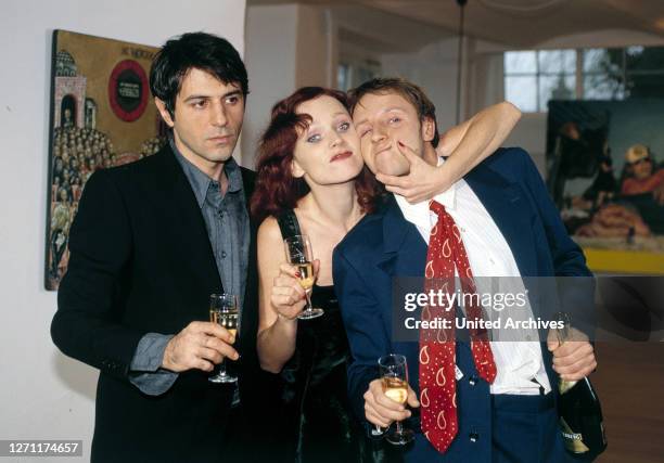 Achim von Borries Bildmotiv in der Galerie: MERAB NINIDZE , ANA GEISLEROVA und IVAN SCHWEDOFF im Kleinen Fernsehspiel: 'England', 1999. /...