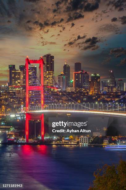 the july 15 martyr's suspension bridge (bosphorus bridge)at night in istanbul, turkey - bosphorus bridge stock-fotos und bilder