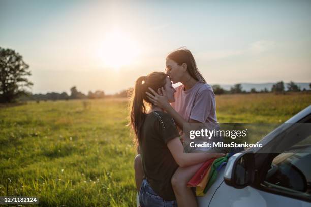 lesbiskt par på en road trip - union gay bildbanksfoton och bilder