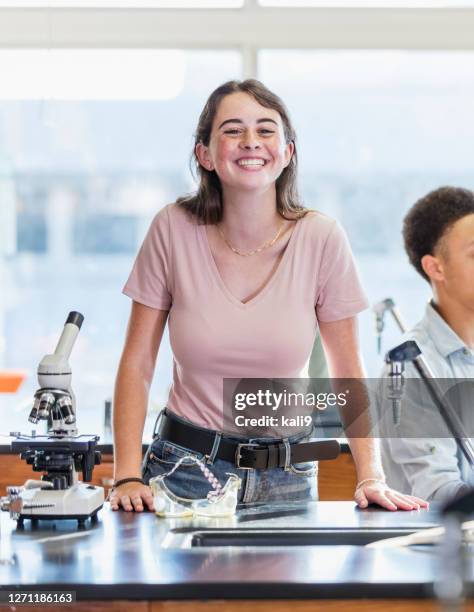 teenager-mädchen in high-school-science-labor - science lab school stock-fotos und bilder
