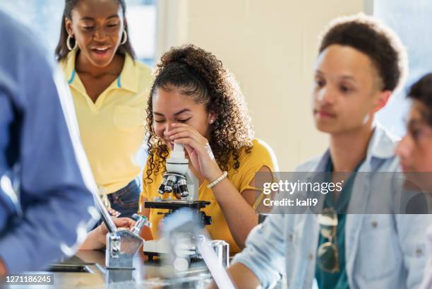 afroamerikanische teenager-mädchen in high-school-science-labor - science lab school stock-fotos und bilder