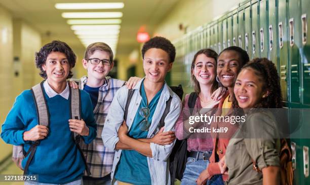 estudiantes multiétnicos de secundaria pasando el rato en el pasillo - high school student fotografías e imágenes de stock