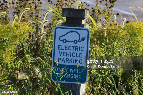 electrical vehicle parking sign - parking sign stock pictures, royalty-free photos & images