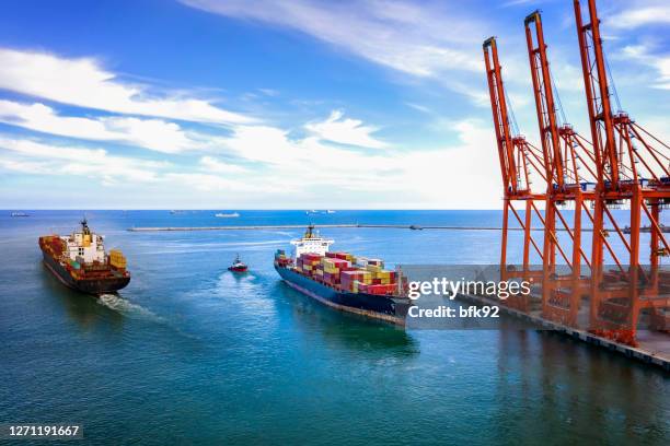 buque portacontenedores de carga de vista aérea en el mar - busan fotografías e imágenes de stock