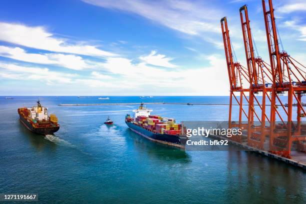 luchtmeningsvrachtcontainerschip in het overzees - busan stockfoto's en -beelden