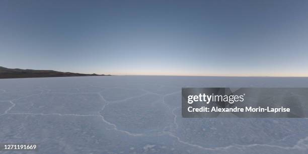 flooded uyuni salt flats at sunset, in potosi / bolivia - great salt plains stock pictures, royalty-free photos & images