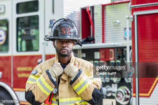 pompiere che indossa equipaggiamento protettivo - firefighter foto e immagini stock