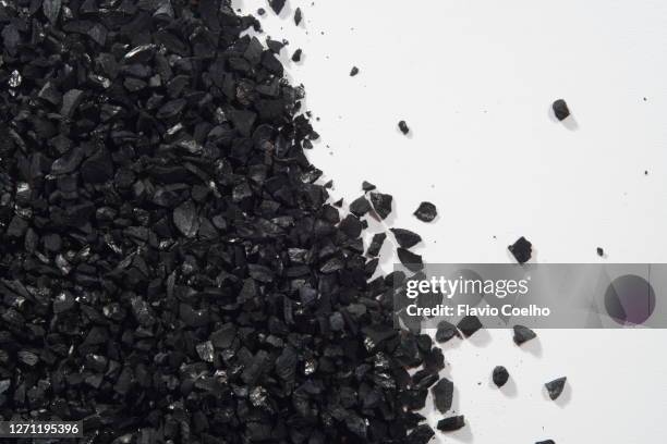heap of activated charcoal on white background - houtskooltekening stockfoto's en -beelden