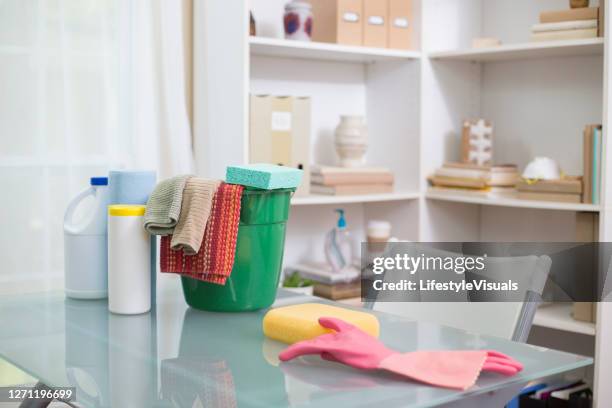 gloves, sponges and disinfectant to clean office and desk surface - serviços de limpeza imagens e fotografias de stock