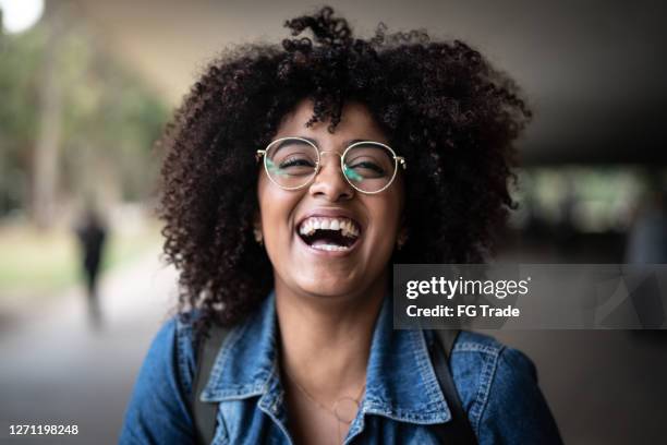 retrato de mujer feliz en el parque - gafas fotografías e imágenes de stock