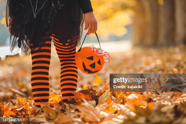 niña en trajes de halloween va a engañar o tratar - halloween kids fotografías e imágenes de stock