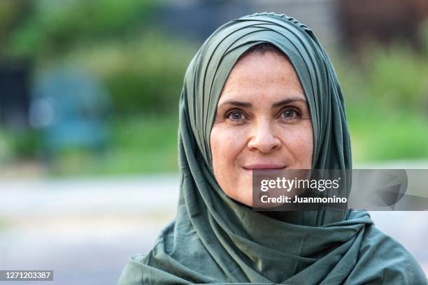 leende mogen kaukasiska muslimska kvinna tittar på kameran - holy city park bildbanksfoton och bilder