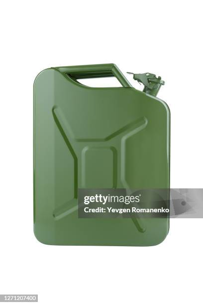 green jerrycan isolated on white background - jerrican photos et images de collection