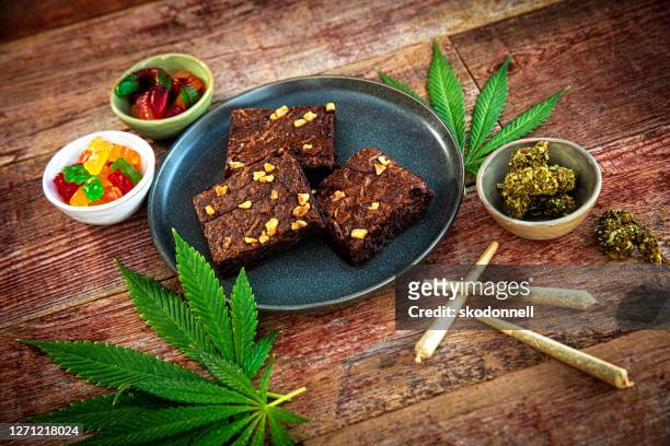 juntas de cannabis y brownies para uso medicinal - planta de cannabis fotografías e imágenes de stock