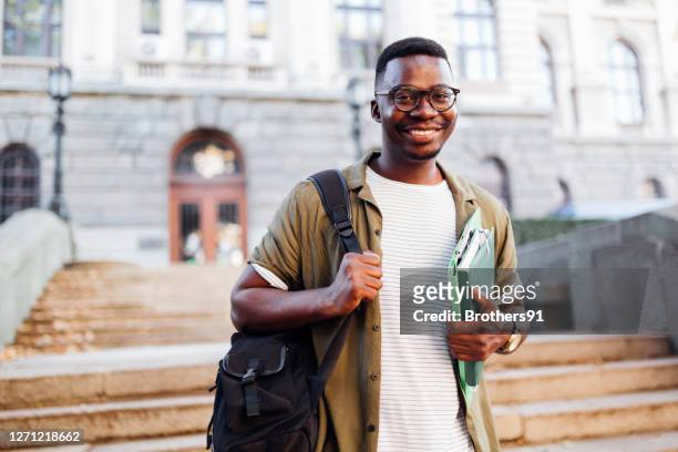 porträt eines glücklichen jungen afroamerikanischen männlichen studenten - black male stock-fotos und bilder