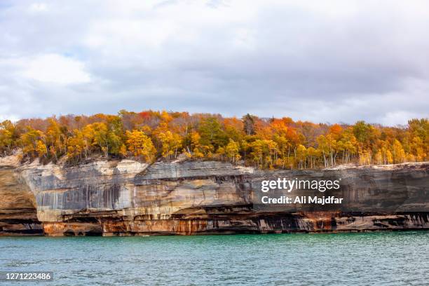 pictured rocks in autumn - pictured rocks national lakeshore ストックフォトと画像