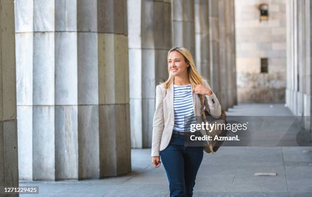 ontspannen jonge student rechten met rugzak wandelen op de campus - dichterbij komen stockfoto's en -beelden