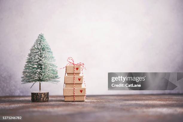 Present Stack Tree Stack White Gift Boxes Photos and Premium High Res Pictures - Getty Images