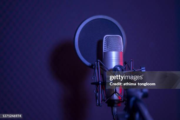 microphone in radio station broadcasting studio. - podcasting - fotografias e filmes do acervo